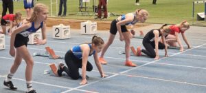Matilda Helkamäki ja Juulia Harjunen 60m lähdössä. (2. ja 3. vas)